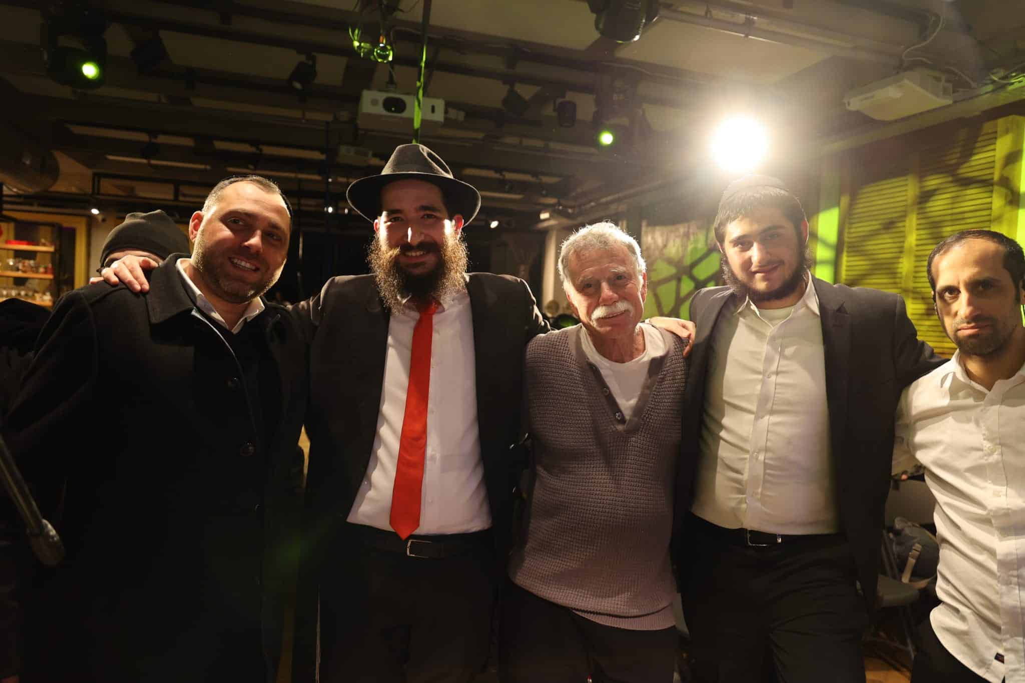 ת"א: ברק גרוסברג אירח את הכוכבים החרדיים בהופעת בוטיק