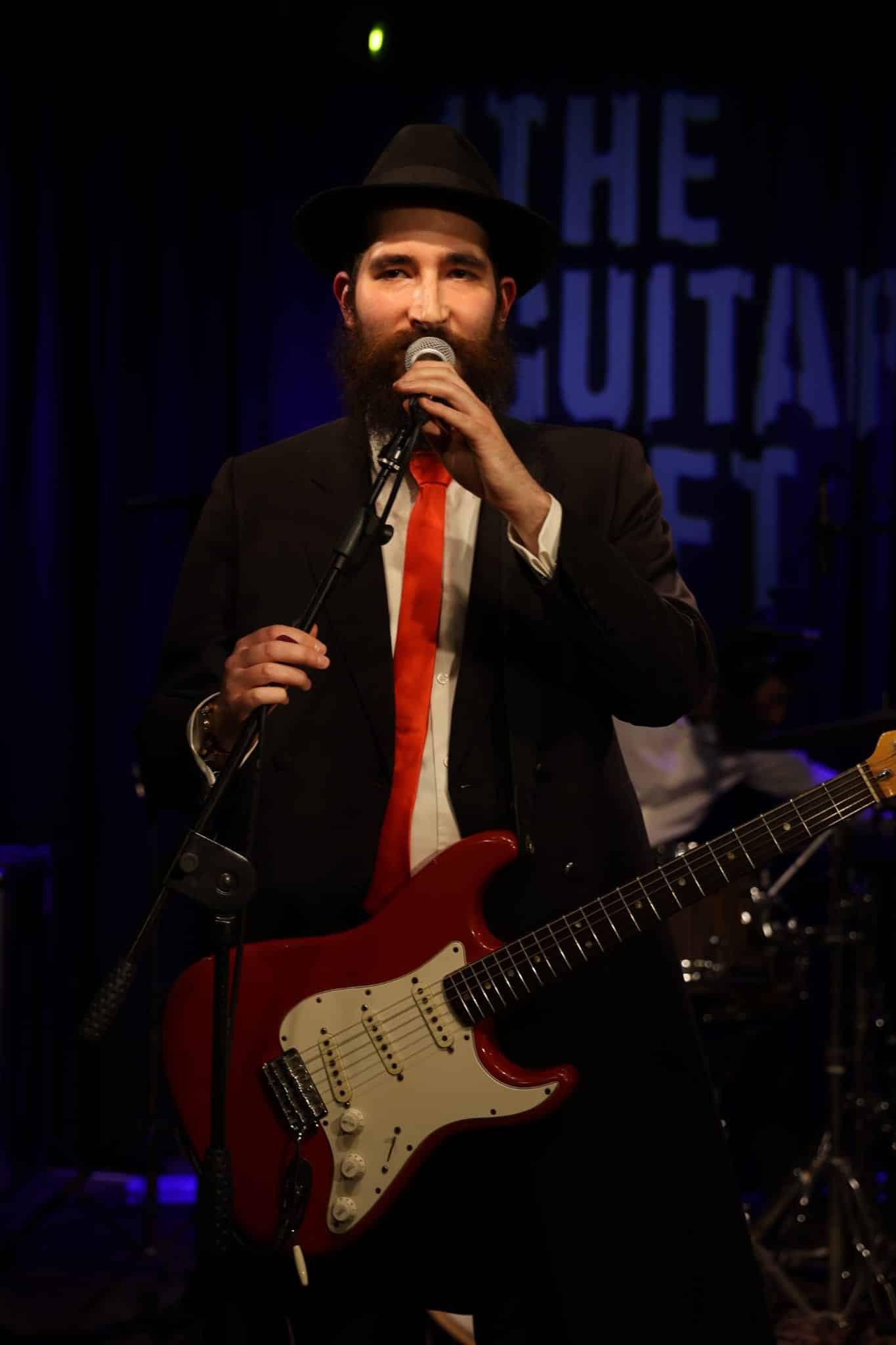 ת"א: ברק גרוסברג אירח את הכוכבים החרדיים בהופעת בוטיק