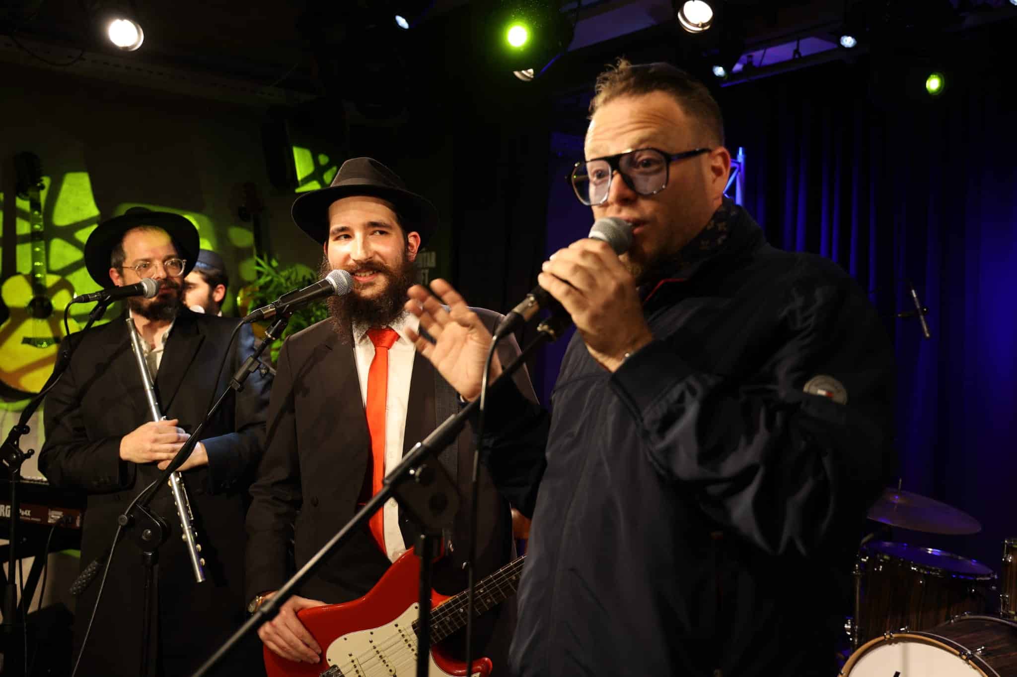 ת"א: ברק גרוסברג אירח את הכוכבים החרדיים בהופעת בוטיק