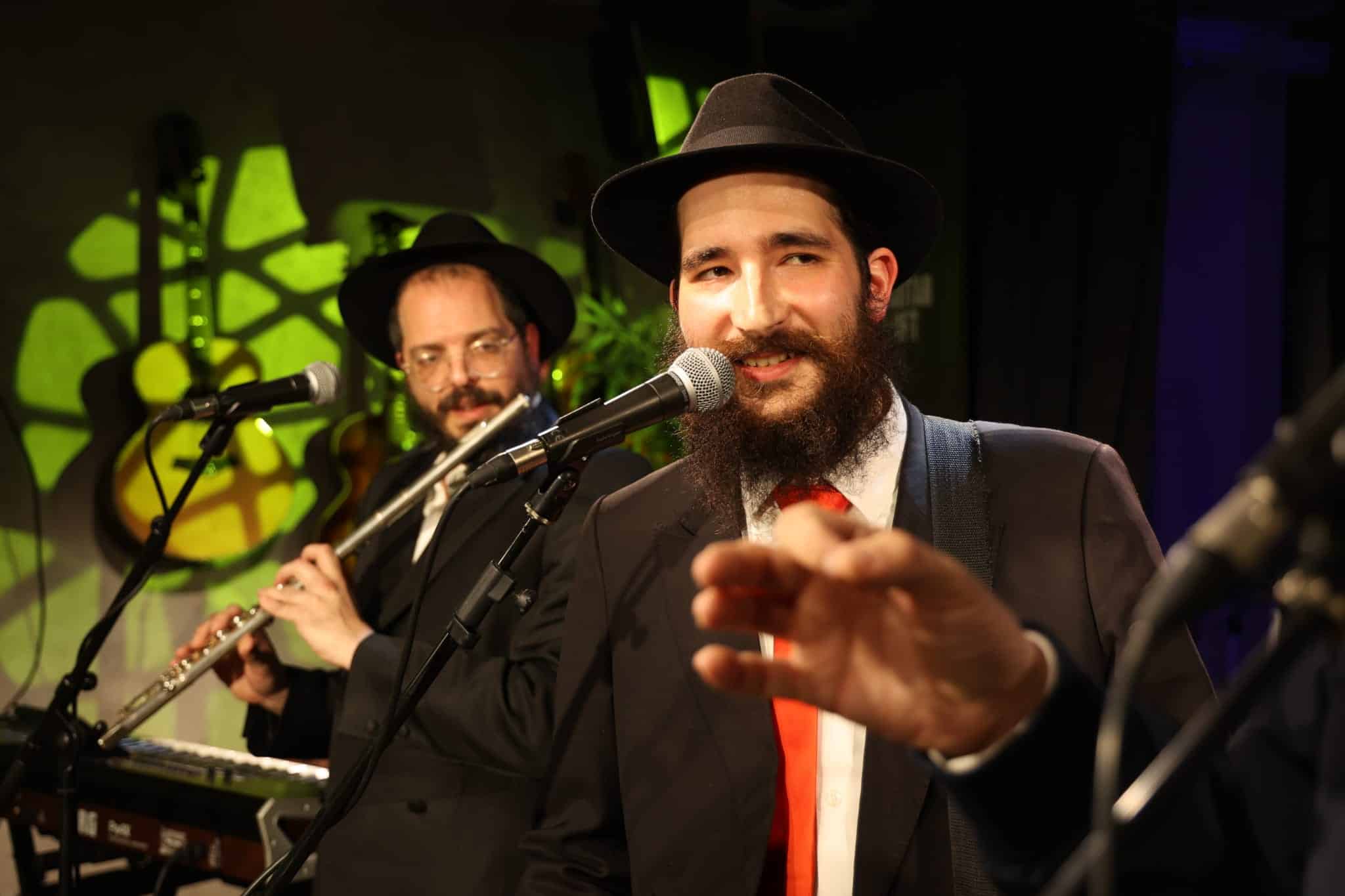 ת"א: ברק גרוסברג אירח את הכוכבים החרדיים בהופעת בוטיק