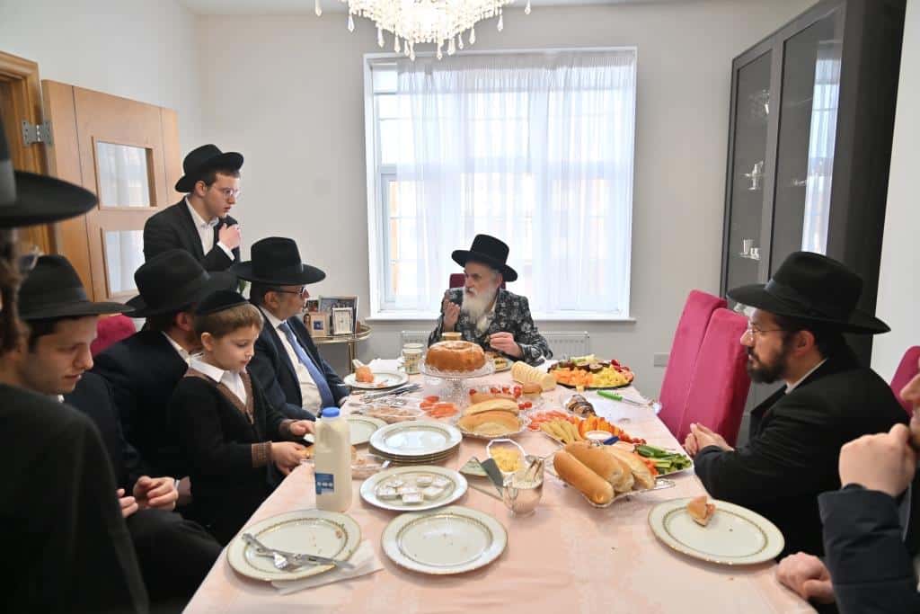 לונדון התרגשה: ביקור הבזק של האדמו"ר מויז'ניץ