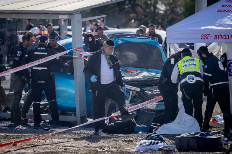 ליאון הורה להאיץ התקנת עמודי בטיחות ליד תחנות אוטובוס