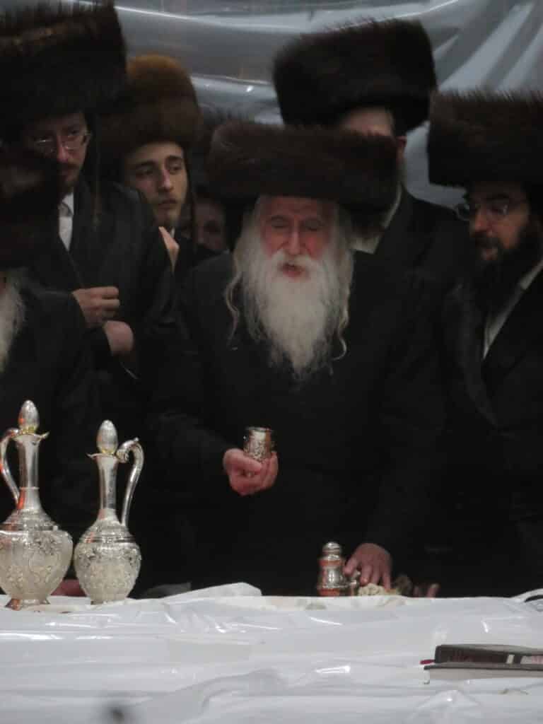 גלריה משמחת השבע ברכות בחצר הקודש מכנובקא בעלזא