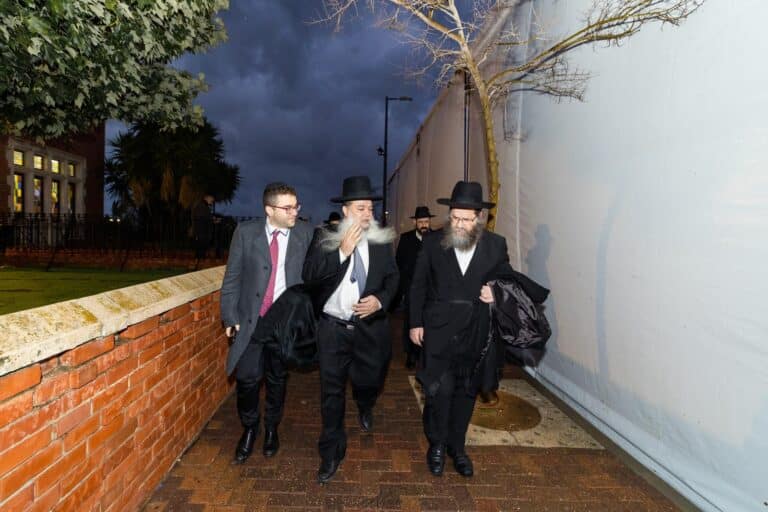 מה חיפש מזכה הרבים בכפר חב"ד?