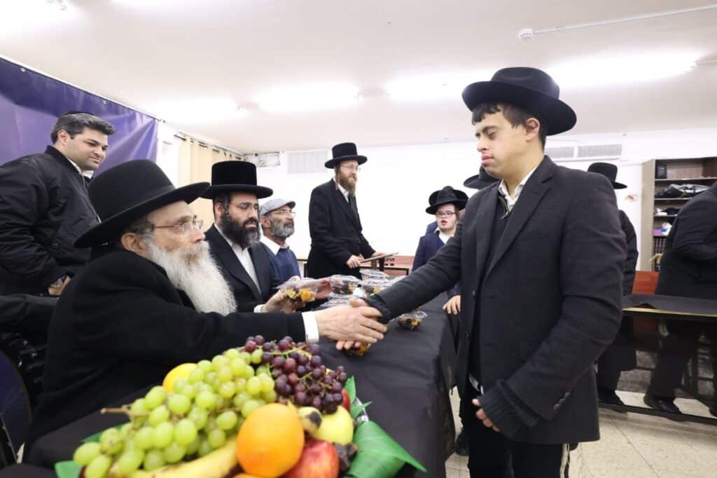 פירותיך מתוקים: תלמידי הישיבה המיוחדים שריגשו את חבר מועצת גדולי התורה