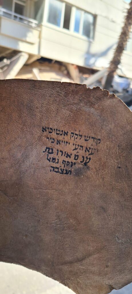 מאמצים בטורקיה: חילוץ גופות וספרי תורה עתיקים