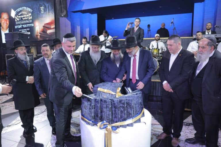 הנגיד הכניס ס"ת לע"נ אביו והשיק את כרכי הש"ס המהודר