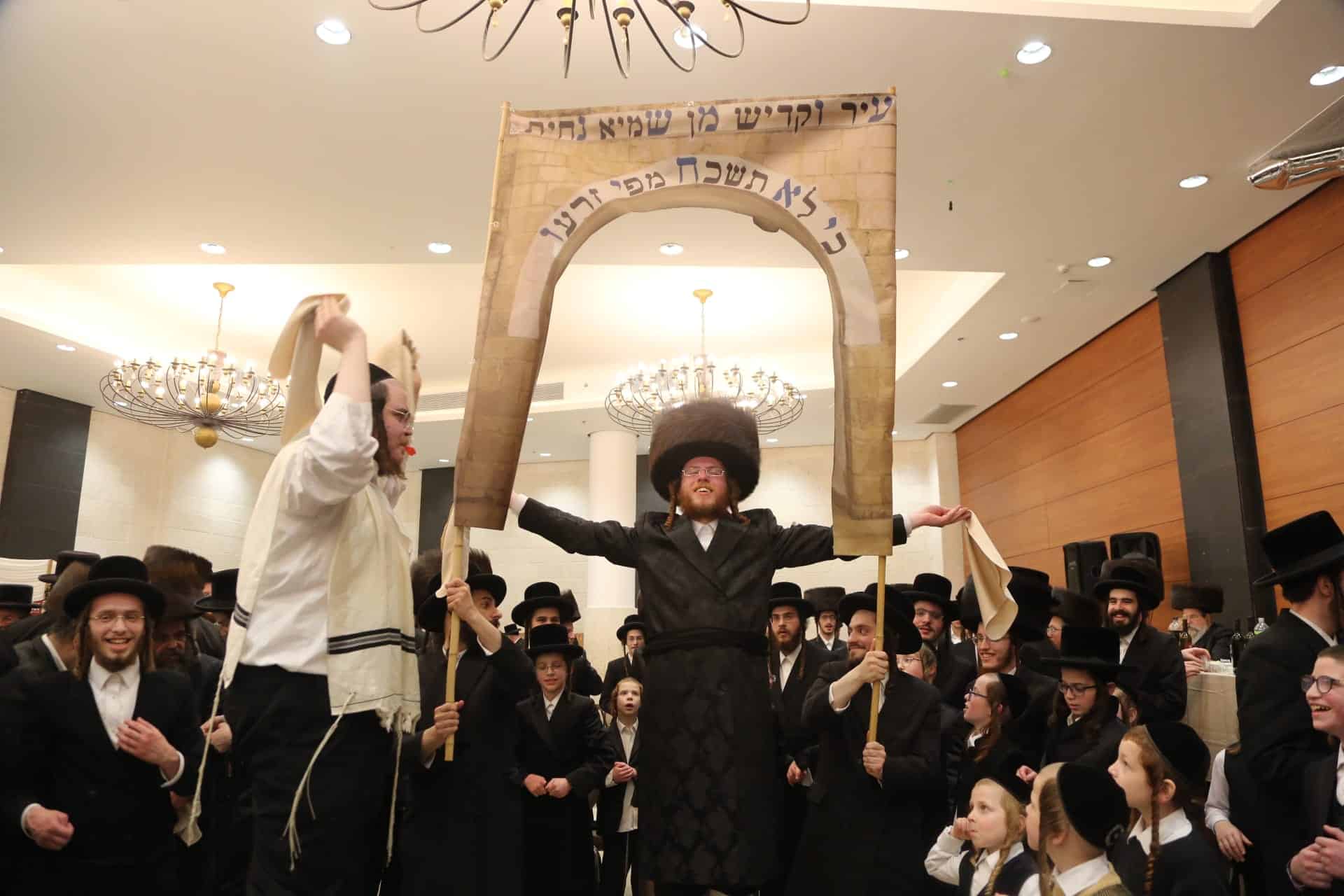 "כי לא תשכח מפי זרעו" • כך חגגו את שמחת בית מירון | גלריה