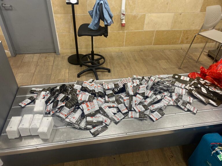 בודקי המכס נדהמו: הנוסע מבני ברק נתפס עם 40 פקטים