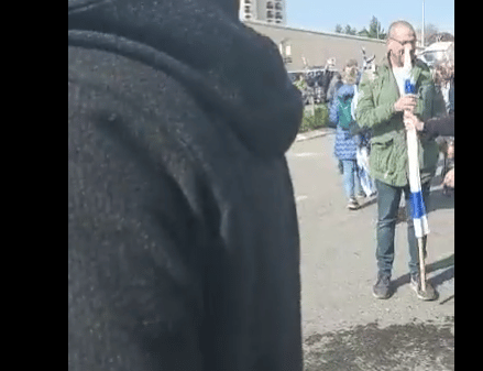 בגלל דוכן תפילין: פעילת השמאל תקפה שליח חב"ד