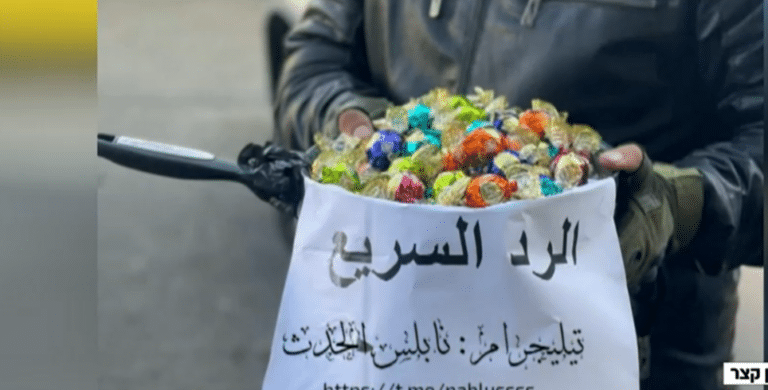 חוגגים את הפיגוע: בארגוני הטרור מחלקים סוכריות