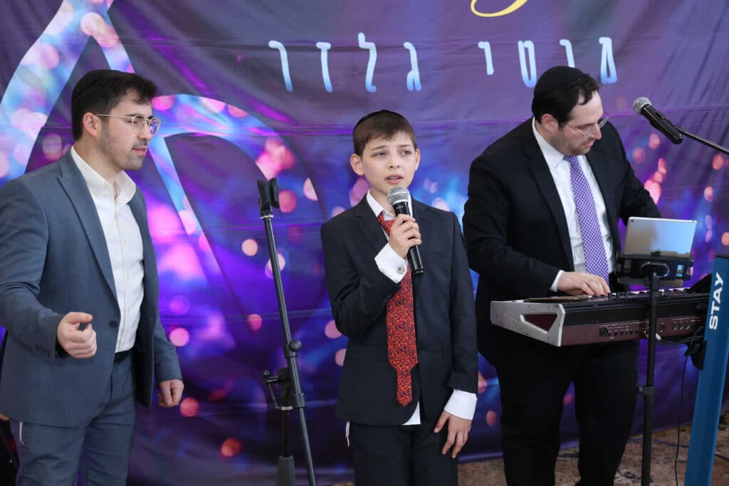 גלריה: מנחם קולדצקי בירמץ את בנו