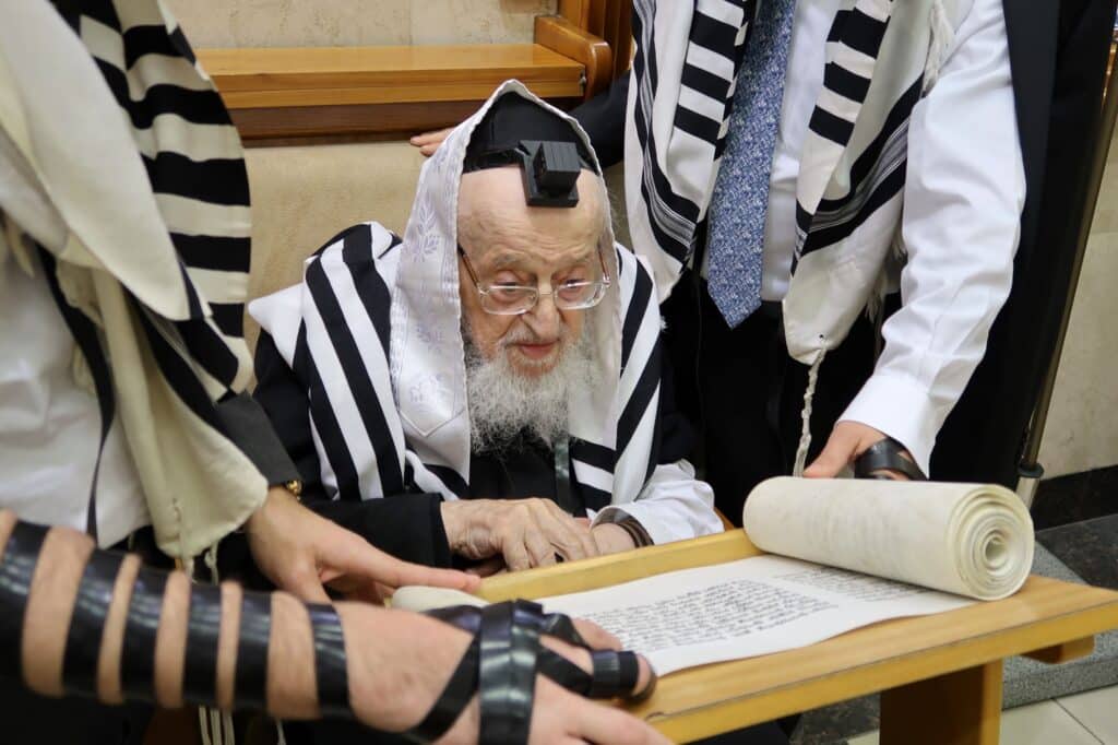 קריאת המגילה ומתנות לאביונים: הגרמ"צ ברגמן ביום הפורים 