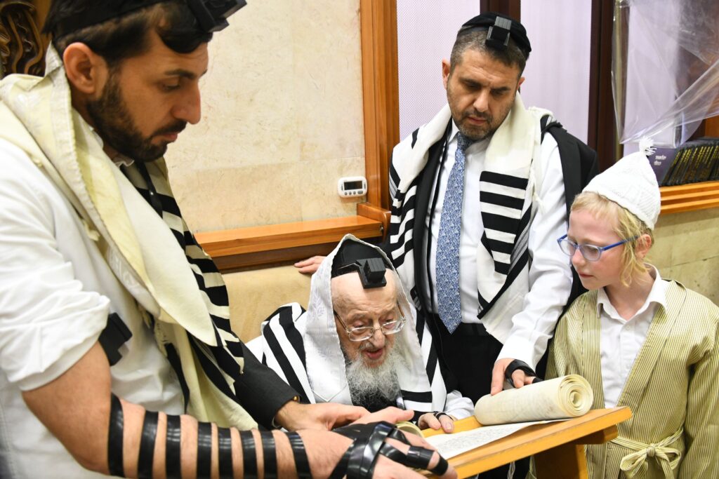 קריאת המגילה ומתנות לאביונים: הגרמ"צ ברגמן ביום הפורים 