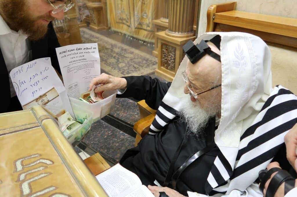 קריאת המגילה ומתנות לאביונים: הגרמ"צ ברגמן ביום הפורים 