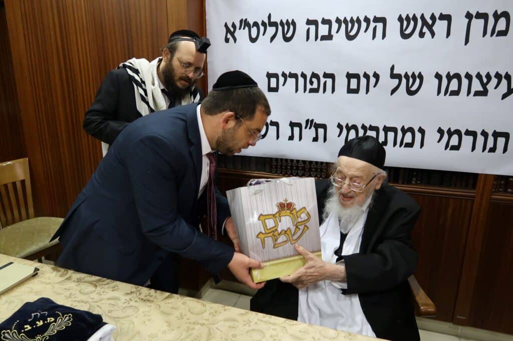 קריאת המגילה ומתנות לאביונים: הגרמ"צ ברגמן ביום הפורים 