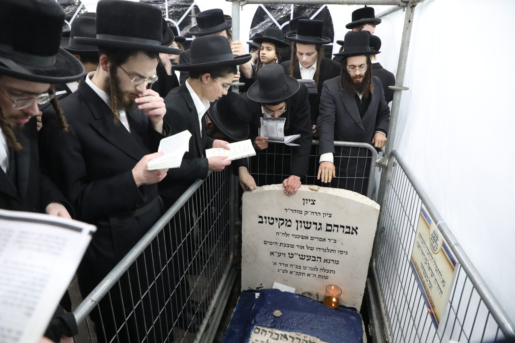 אלפים יפקדו את ציון פועל הישועות בהר הזיתים אלפים יפקדו את ציון פועל הישועות בהר הזיתים