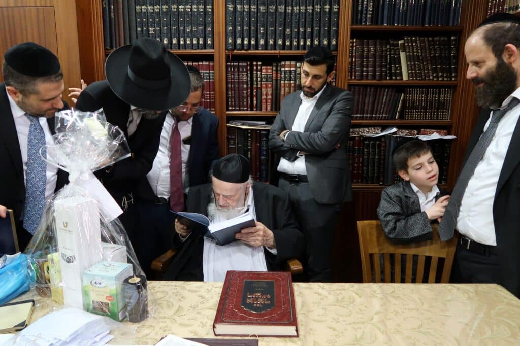 קריאת המגילה ומתנות לאביונים: הגרמ"צ ברגמן ביום הפורים 