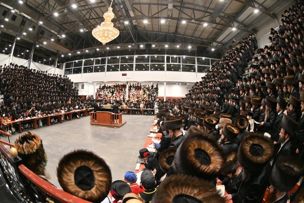 הרבי ניגש לילדים המחופשים: גלריה ססגונית מחצר הקודש ויז'ניץ