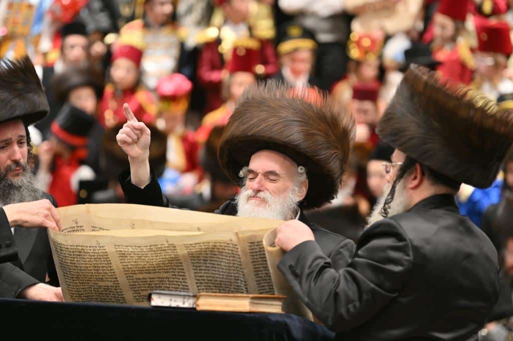 הרבי ניגש לילדים המחופשים: גלריה ססגונית מחצר הקודש ויז'ניץ