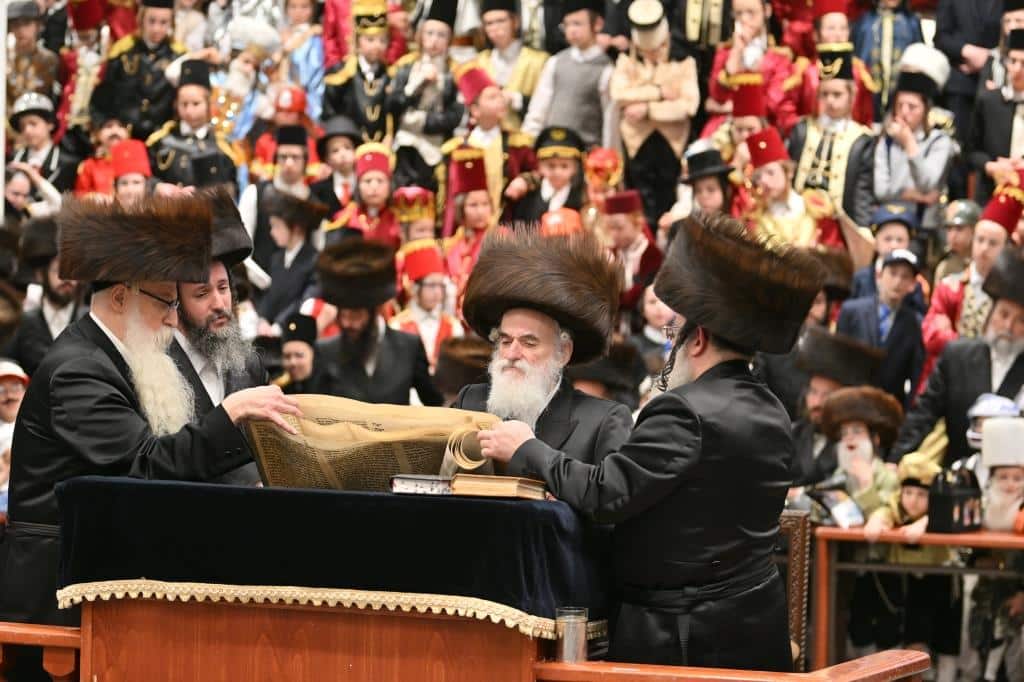 הרבי ניגש לילדים המחופשים: גלריה ססגונית מחצר הקודש ויז'ניץ