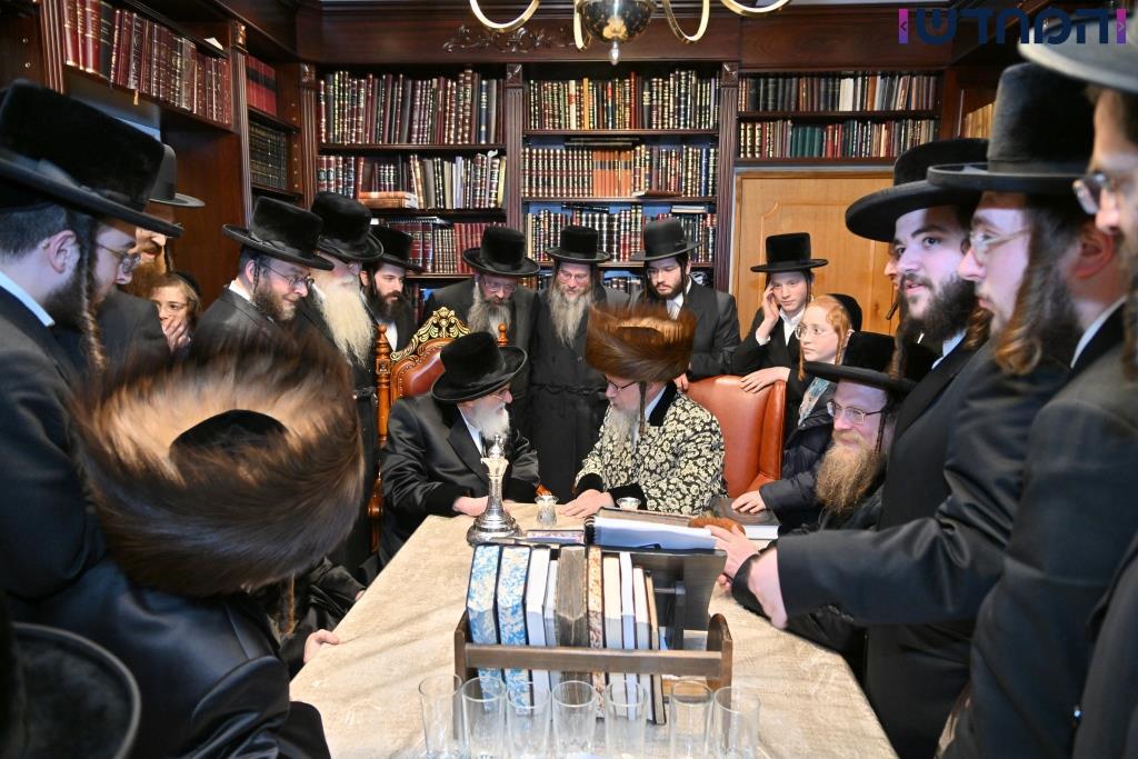 הביקור של האדמו"ר מויז'ניץ (מרכז) בארה"ב