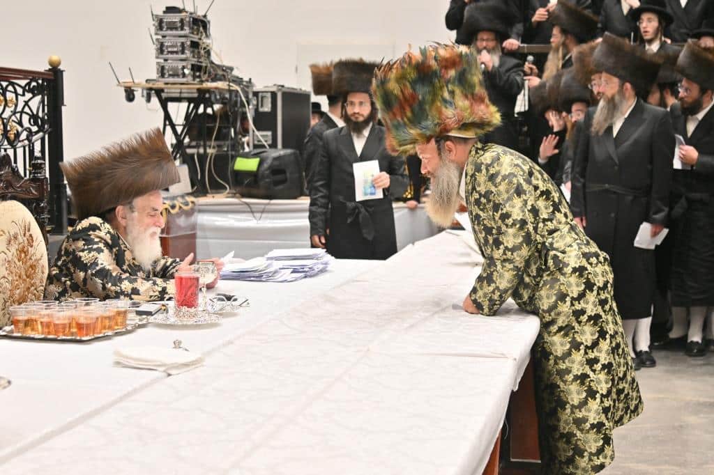 הרבי ניגש לילדים המחופשים: גלריה ססגונית מחצר הקודש ויז'ניץ