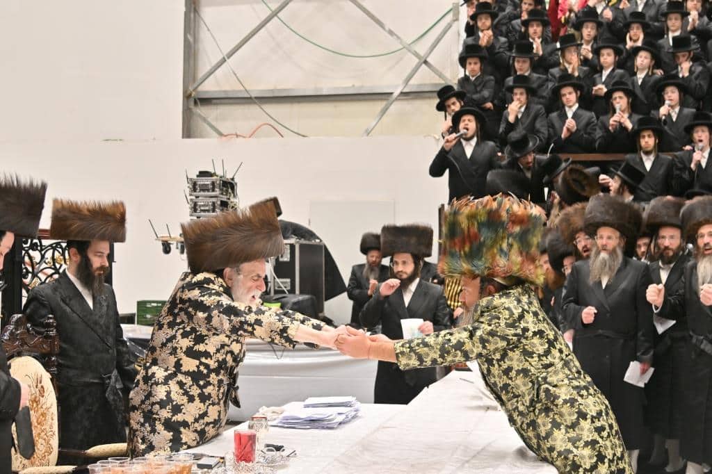 הרבי ניגש לילדים המחופשים: גלריה ססגונית מחצר הקודש ויז'ניץ