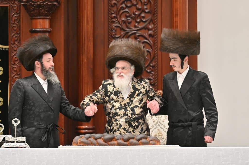 הרבי ניגש לילדים המחופשים: גלריה ססגונית מחצר הקודש ויז'ניץ