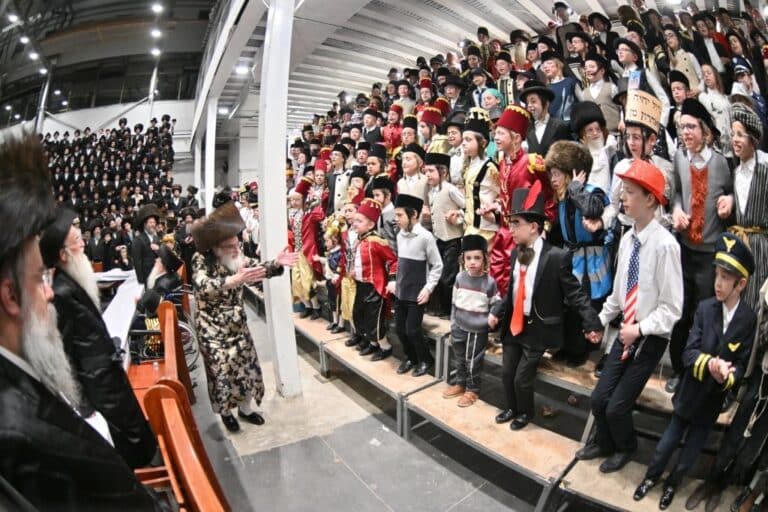 הרבי ניגש לילדים המחופשים: גלריה ססגונית מחצר הקודש ויז'ניץ