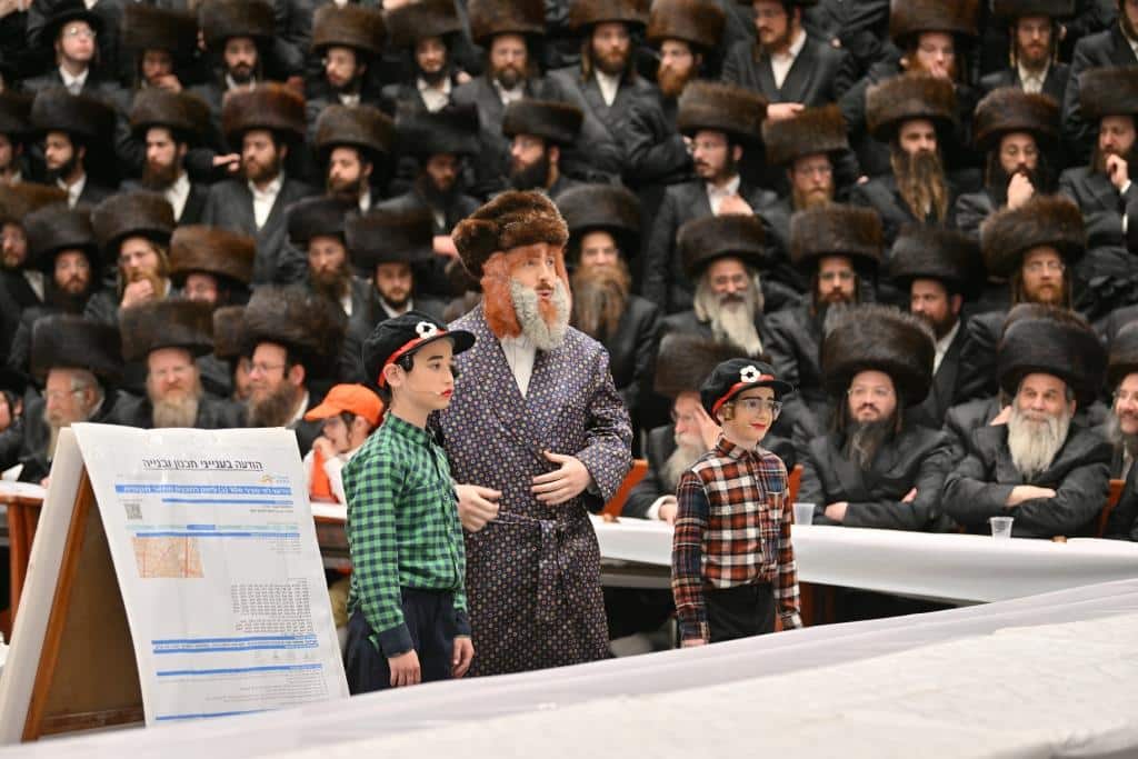 הרבי ניגש לילדים המחופשים: גלריה ססגונית מחצר הקודש ויז'ניץ