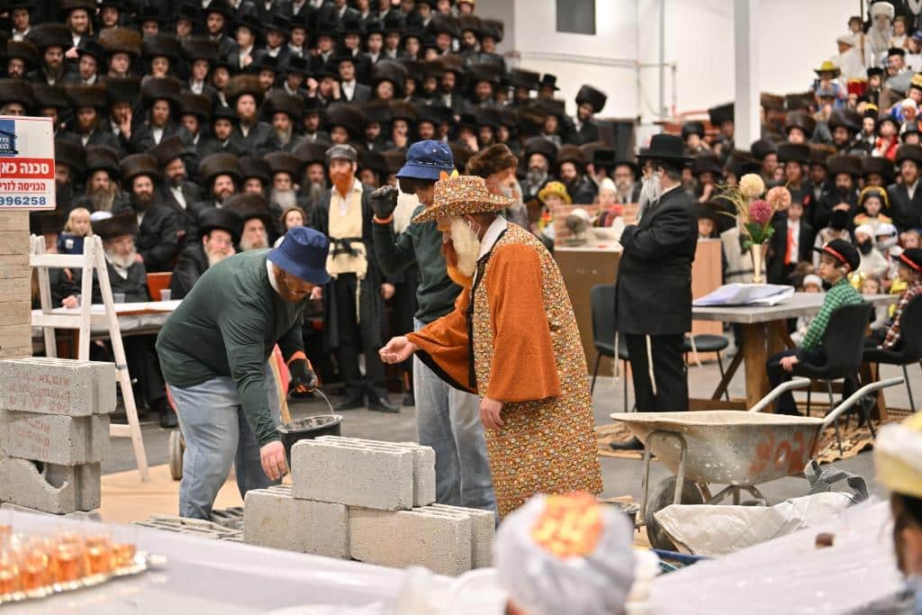 הרבי ניגש לילדים המחופשים: גלריה ססגונית מחצר הקודש ויז'ניץ