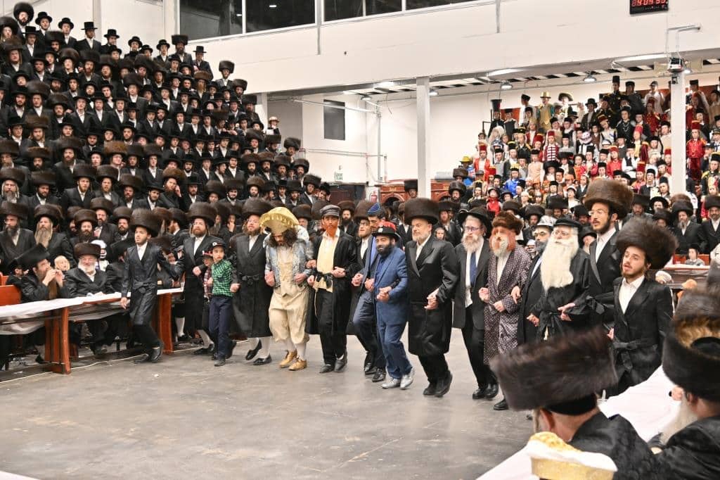 הרבי ניגש לילדים המחופשים: גלריה ססגונית מחצר הקודש ויז'ניץ