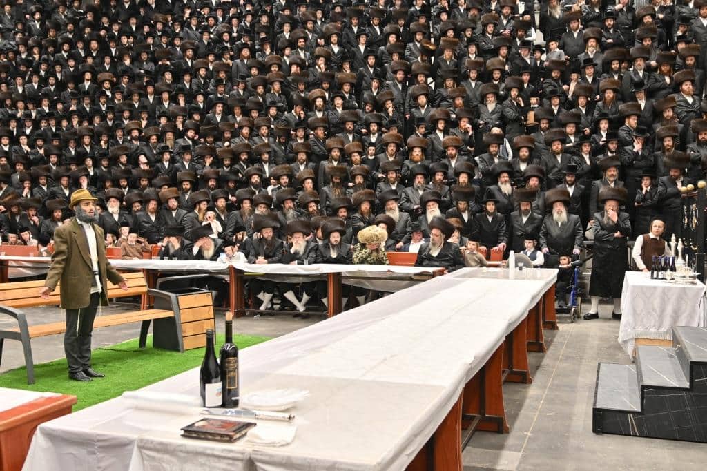 הרבי ניגש לילדים המחופשים: גלריה ססגונית מחצר הקודש ויז'ניץ