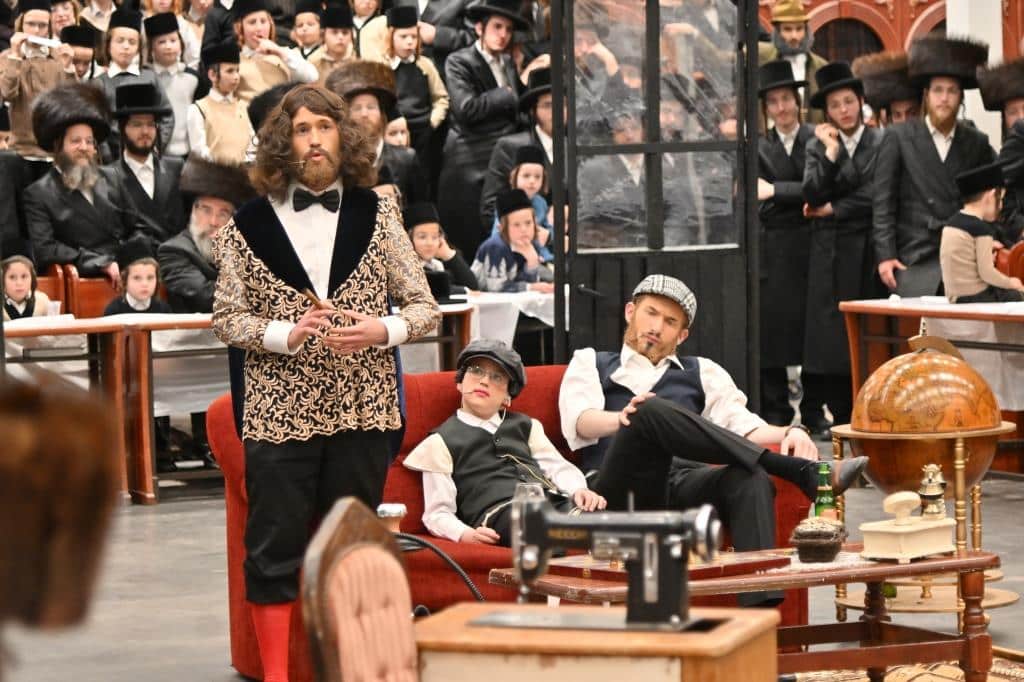 הרבי ניגש לילדים המחופשים: גלריה ססגונית מחצר הקודש ויז'ניץ