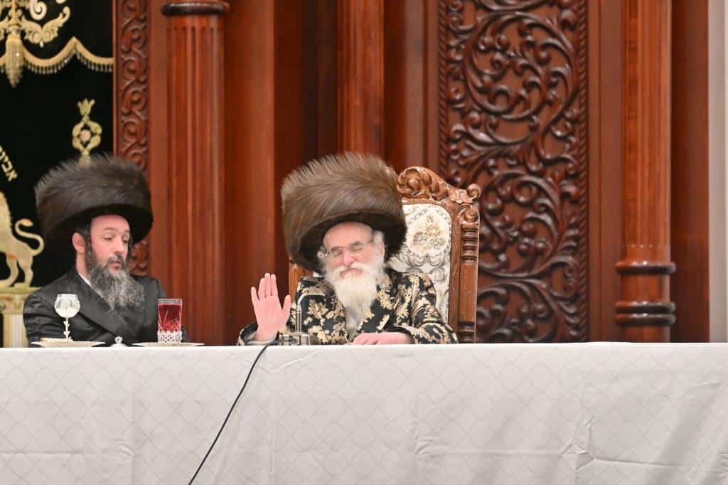 הרבי ניגש לילדים המחופשים: גלריה ססגונית מחצר הקודש ויז'ניץ