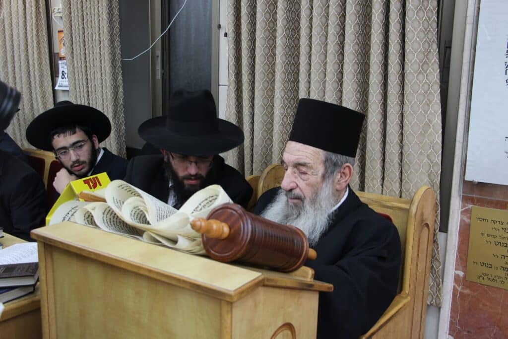 גדולי ישראל בקריאת מגילה • גלריה