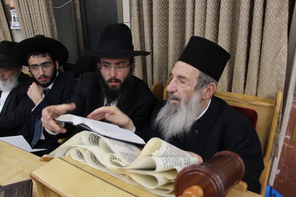 גדולי ישראל בקריאת מגילה • גלריה