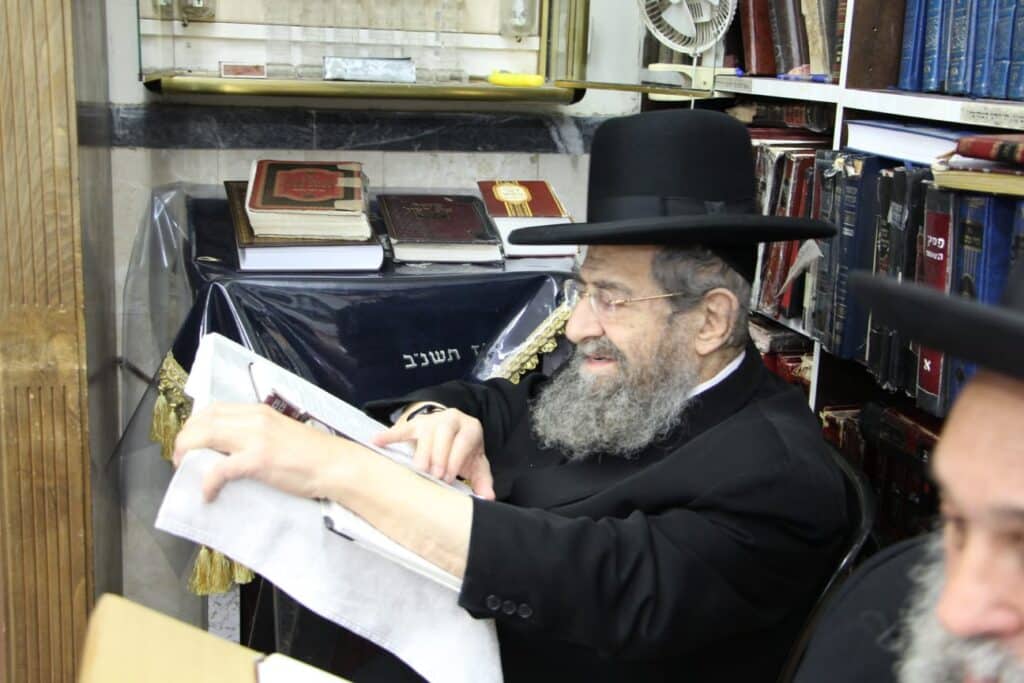 גדולי ישראל בקריאת מגילה • גלריה