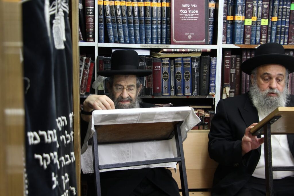 גדולי ישראל בקריאת מגילה • גלריה