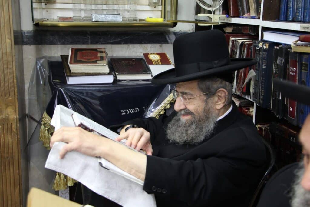 גדולי ישראל בקריאת מגילה • גלריה