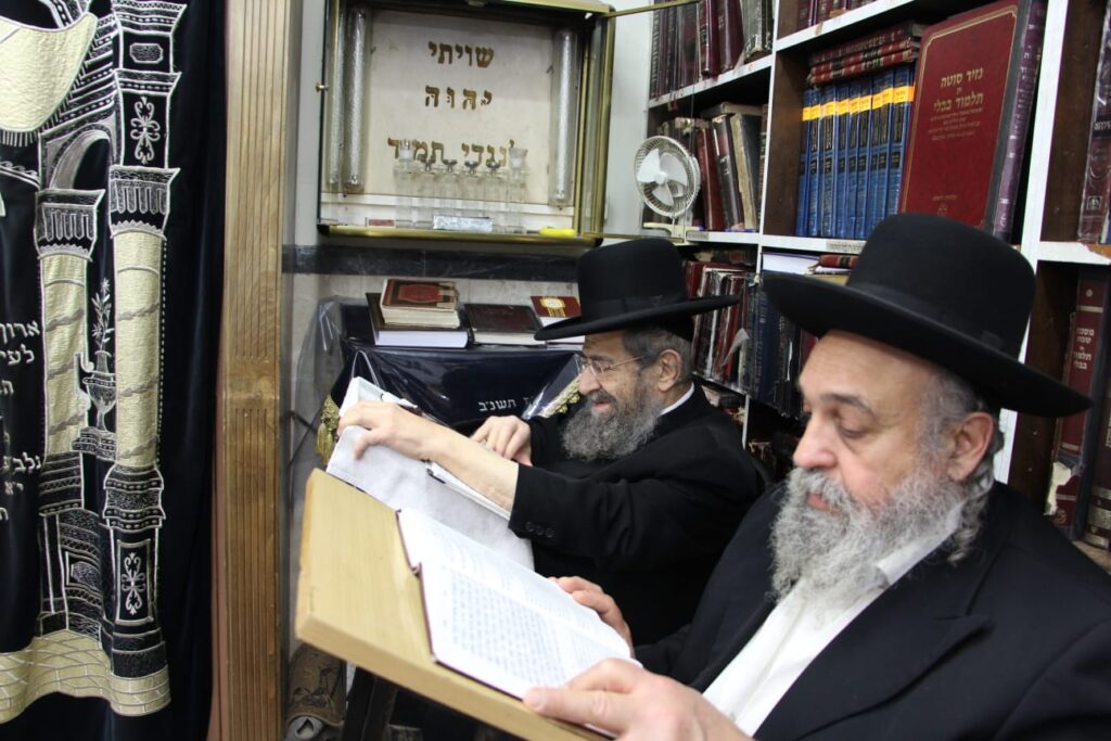 גדולי ישראל בקריאת מגילה • גלריה