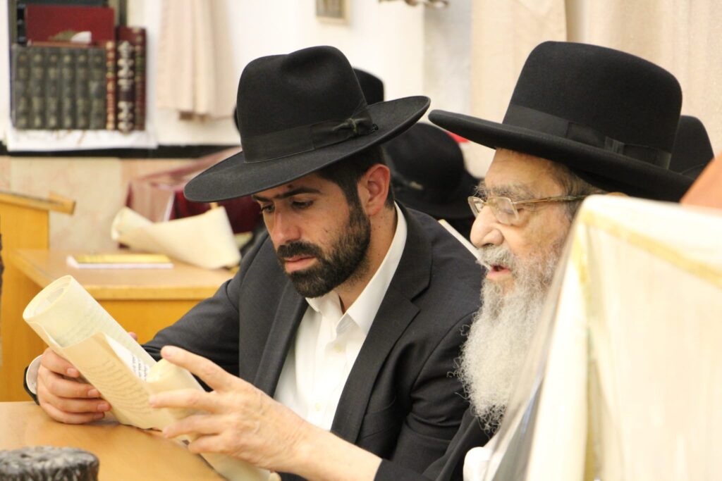 גדולי ישראל בקריאת מגילה • גלריה