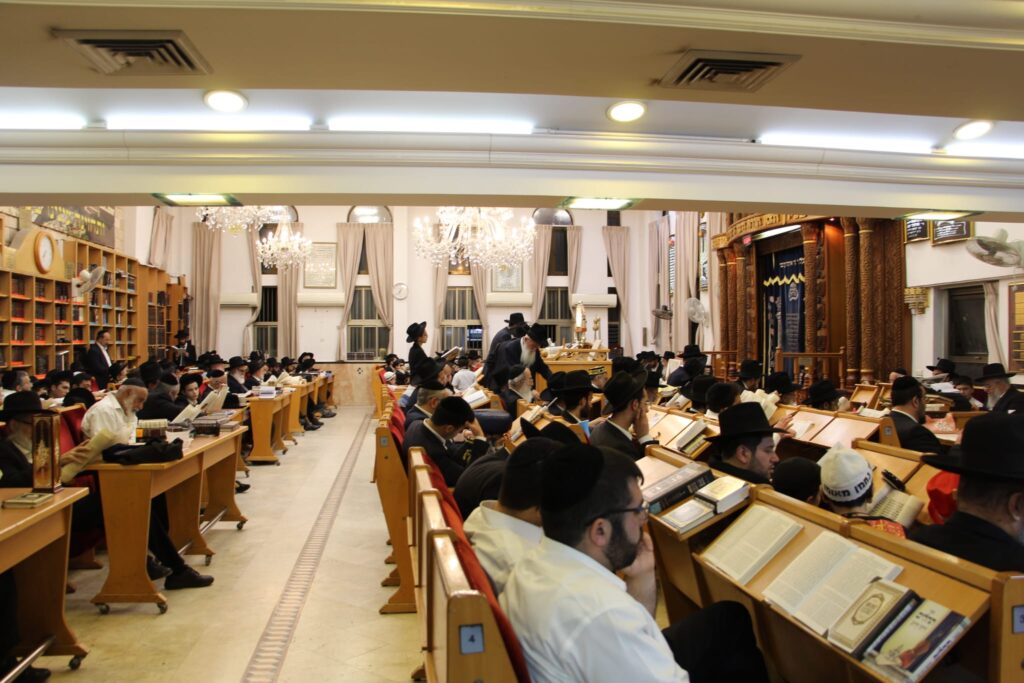 גדולי ישראל בקריאת מגילה • גלריה