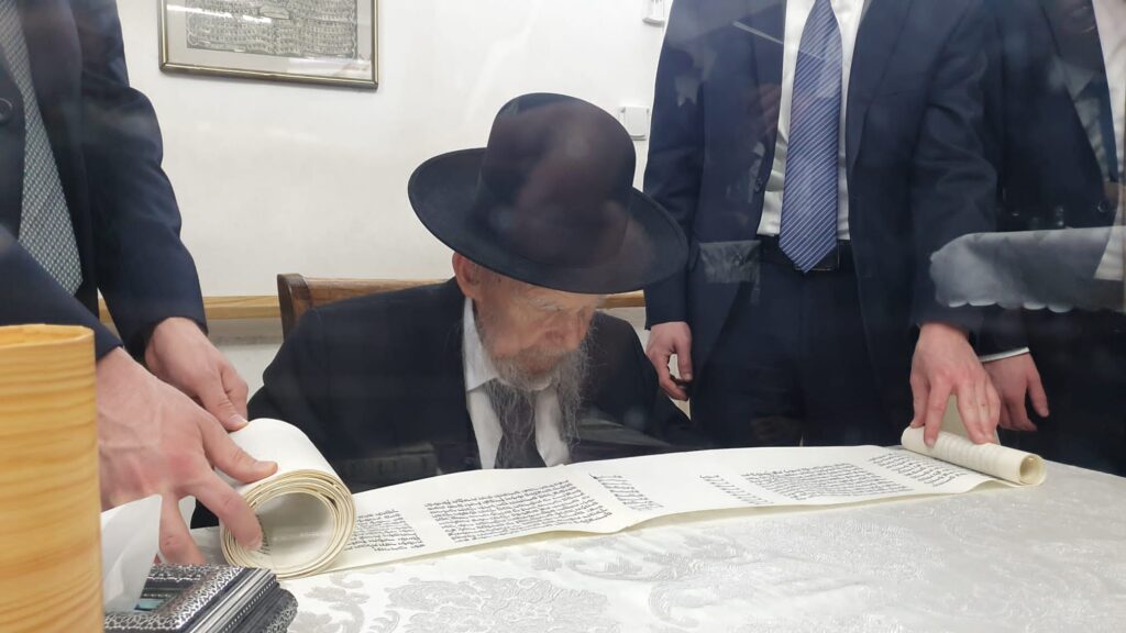 גדולי ישראל בקריאת מגילה • גלריה