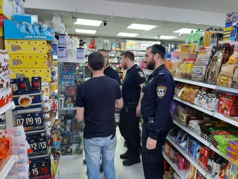 תופעת הנפצים: המשטרה פשטה על קיוסקים בבני ברק