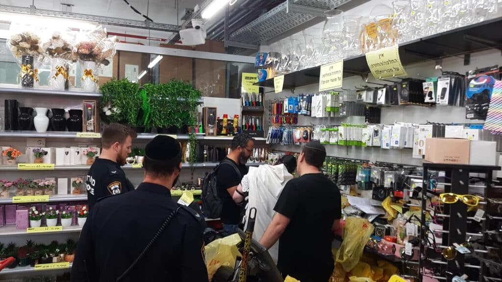 תופעת הנפצים: המשטרה פשטה על קיוסקים בבני ברק