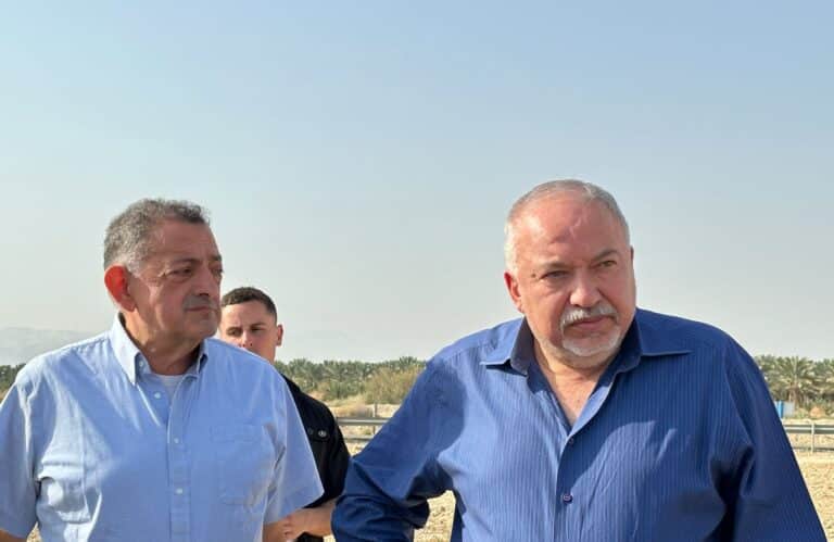 חותך ימינה: ליברמן הגיע למקום הפיגוע בים המלח