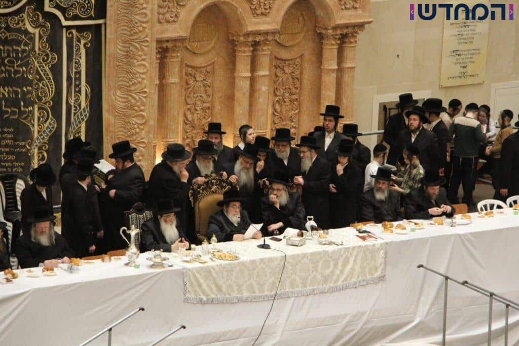 יארצייט בויז'ניץ: הרבי יצא עם החסידים