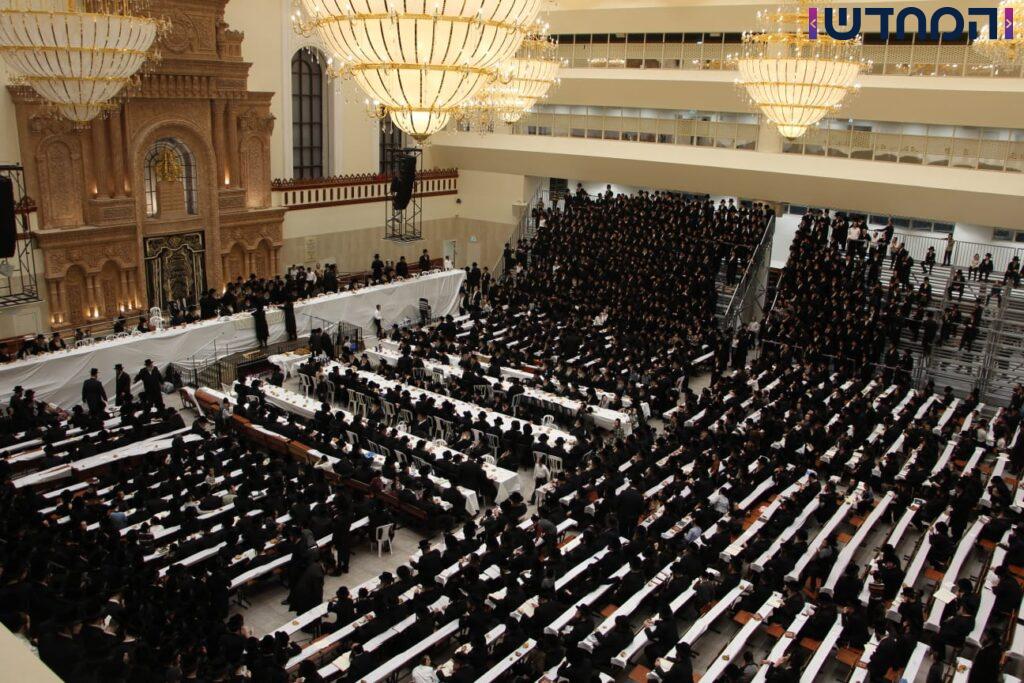 יארצייט בויז'ניץ: הרבי יצא עם החסידים